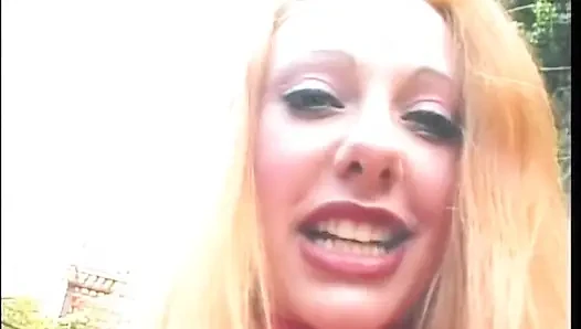 Klasik kızıl saçlı orta yaşlı seksi kadın pornosu üç canavar siyah yarakla sikiliyor
