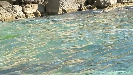 Sevgilisini memnun etmek için tatildeyken ona güzel ve ateşli bir video göndermeli