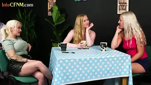 Cfnm babes kafede yaşlı adamın aletini üfliyor