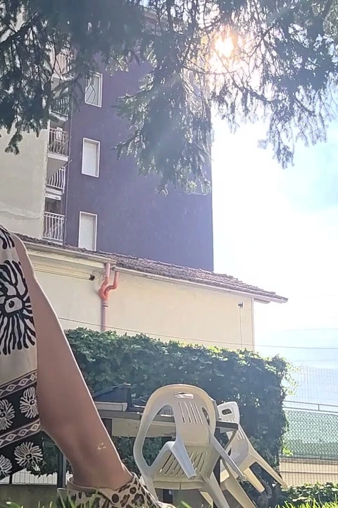 Bahçede ateşli güneş minimal bikini, kamuflaj sandaletleri ve bakılma arzusu