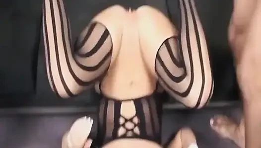Sarışın orta yaşlı seksi kadın sert binmeden önce büyük zenci yarağıyla ağzına alıyor