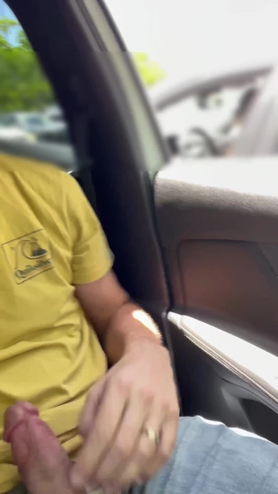 Beenjoy - arabasına binerken beni izliyor. Otoparktan ayrılmadan önce birkaç kez baktı | Klip 2