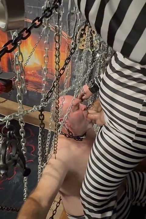 Domina Satana sikli hücreye booboo sokuyor.