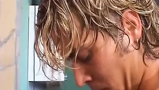 Güzel Alman bebek ağzına boşalana kadar ateşli sikişin tadını çıkarıyor