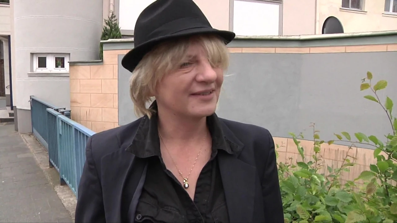 जर्मनी में आम महिलाओं को सड़क पर उठाया #4