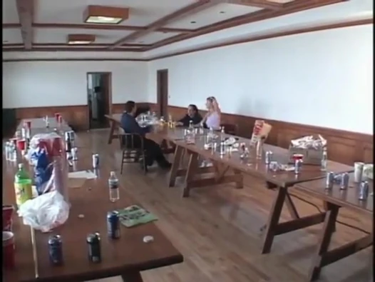 Süper bacaklı üniversiteli kız masada en iyi arkadaşlarıyla sikişiyor