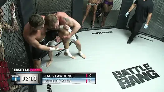 Kızın güzel sulu deliği muazzam yarak için geniş bir şekilde titreşiyor