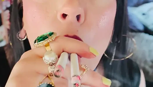 İngiliz evli kadın Tina Snua aynı anda 2 sigara içiyor! Sürüklenen snap sigara içen sigara içiyor omi ome