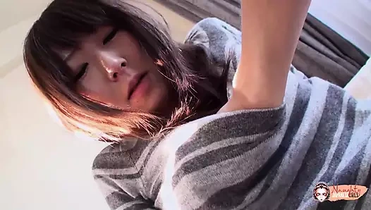 En tatlı Japon esmer kız korunmasız sikilmek için taze kıllı amını açıyor