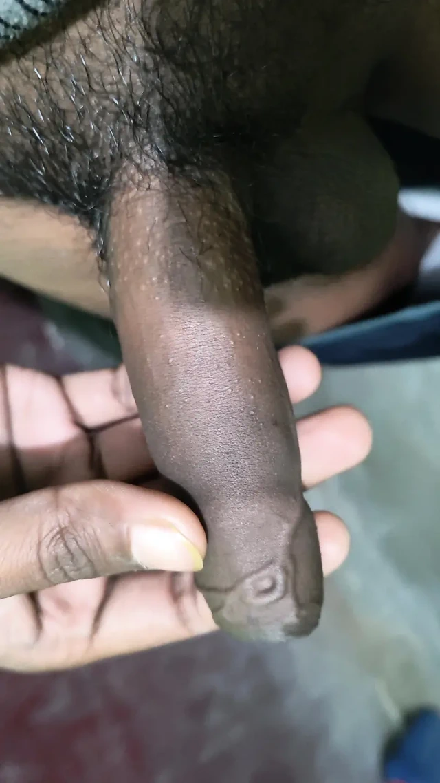 Uzun siyah uzun yarağımı gösteriyorum