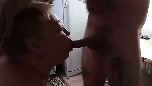 Şişman kadın yarak emmeyi ve ağzına boşalmayı seviyor