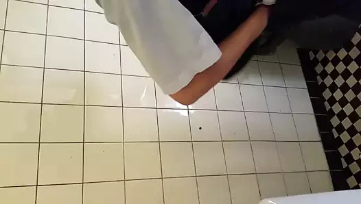 Yakışıklı asyalı dede at wc