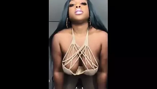 Büyük götlü zenci piliç çıplak olmayan şişman götüyle yığılmış