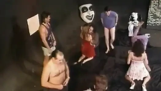 Azgın sürtükler sert grup sekste sikiliyor