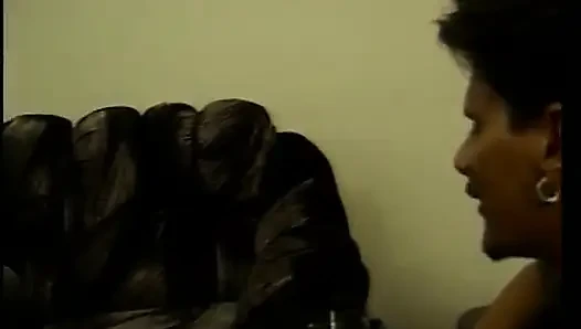 Sevimli sarışın kanepede deliklerini dolduran iki yarak alıyor