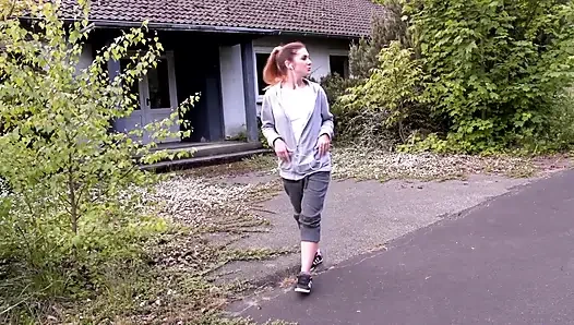 Seksi büyük götlü esmer açık havada sert sikişiyor