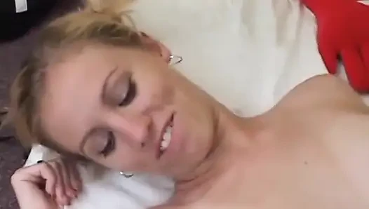 Büyük yarak emiyor seksi sarışın minyon göt sikişi