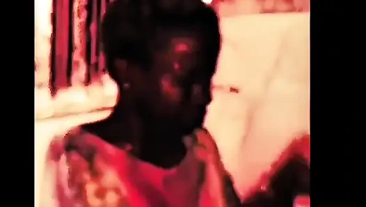 Siyah sarışın sexyrita banyoda ateşli romantik seks yapıyor