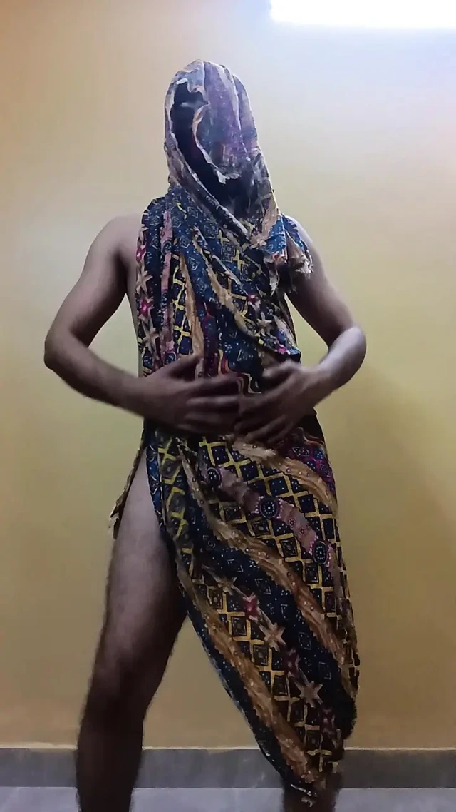 Büyük yaraklı genç oğlan mastürbasyon yapıyor ve götü