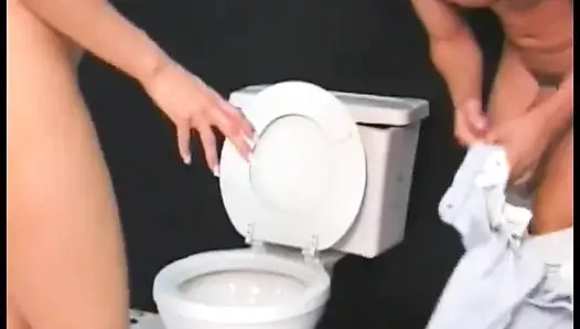Büyük memeli güzel esmer orta yaşlı seksi kadın erkek arkadaşının işemesini izlemeyi seviyor