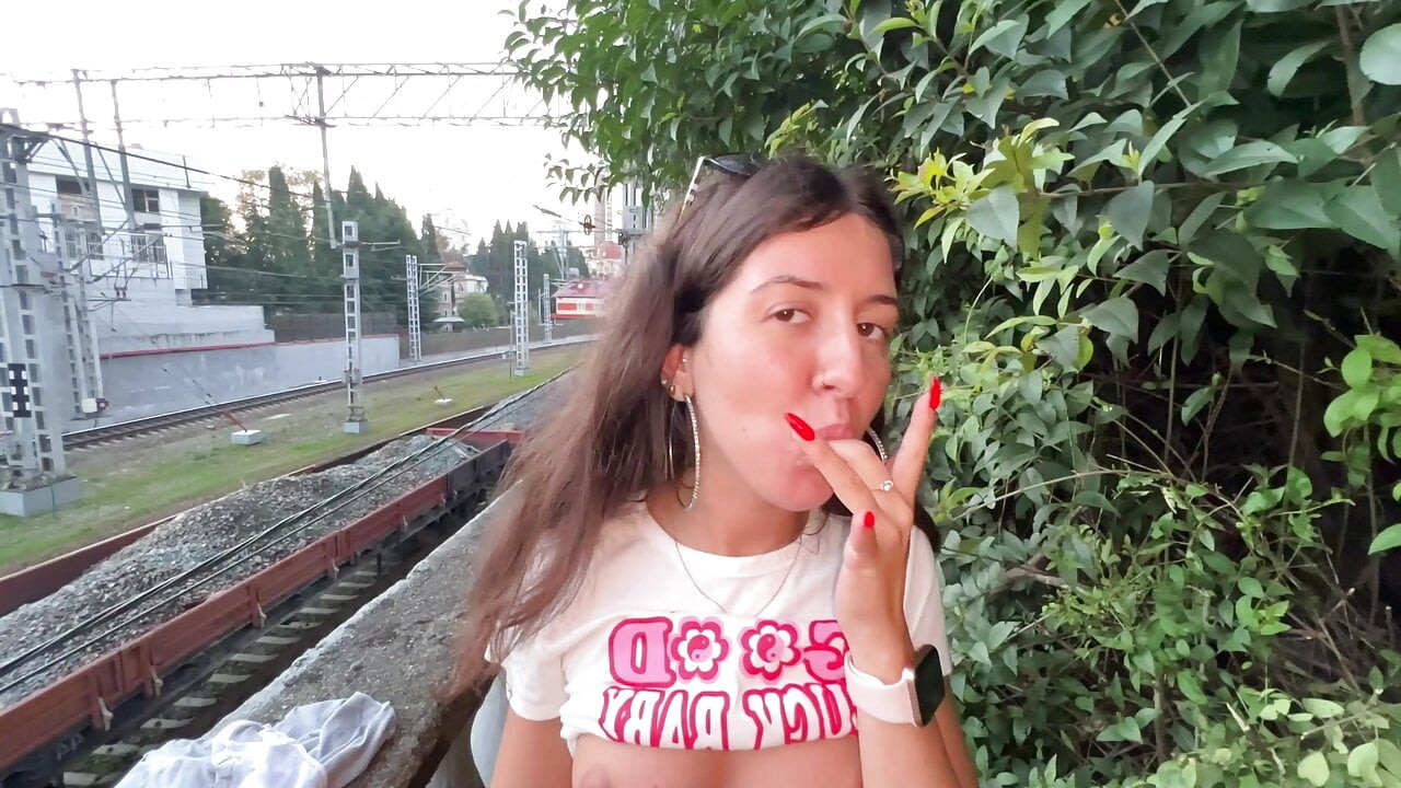 Dayanamadım ve kız arkadaşımı halka açık bir şekilde istasyonda beceremedim!