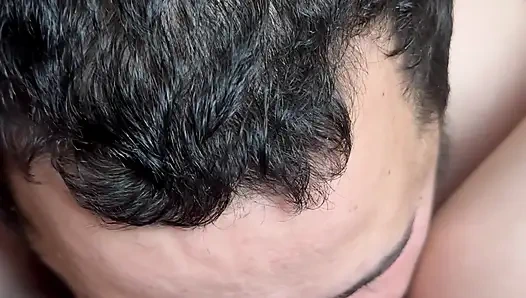 Kız arkadaşını dışarıda yalıyor