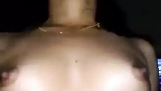 Asya kız ile şaşırtıcı memeler ve memeler binicilik bir büyük horoz