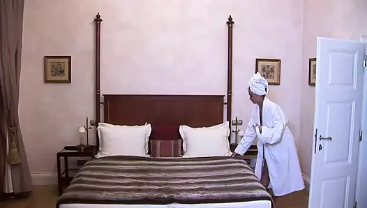 Mercedes Dragon altın saçlı çekinmeyen bir kadın seviyor