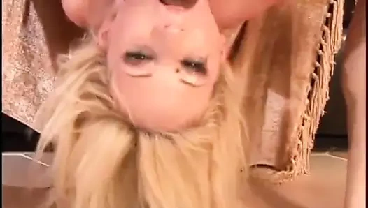 İğrenç sarışın fahişe dağınık bir enayi