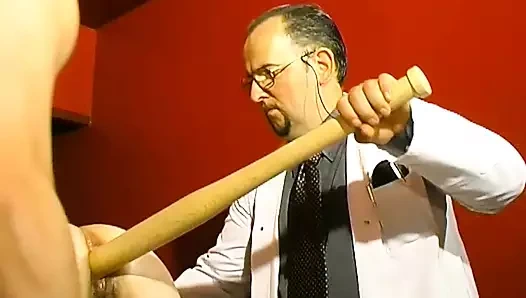 Ateşli bir Fransız kadın doktorun dolu penisini almaya hazır