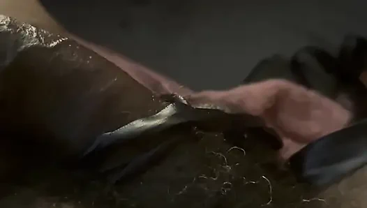 Beyaz kız büyük zenci yarağını sağıyor