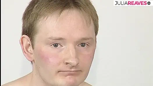 Hatun kanepede büyük bir yarak emiyor ve sonra ellere boşalıyor