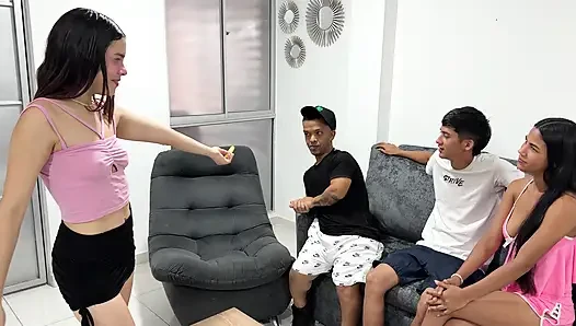 Arkadaşlarımla olan azgın oyun kontrolden çıkıyor ve güçlü bir dörtlü oluyoruz. Ne kadar zengin olduğunu hayal bile edemezsin!