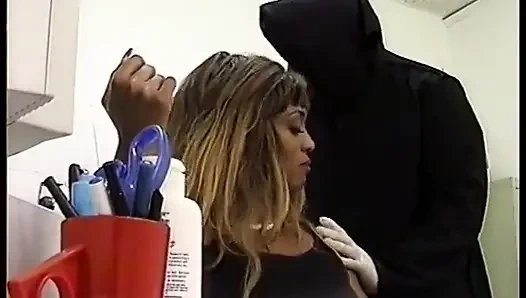 Tetona ébano milf de tetas falsas se inclina para una buena follada hardcore