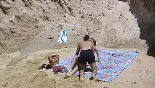 Bikini plajı #2 - rebecca bardoux ve alicia rio