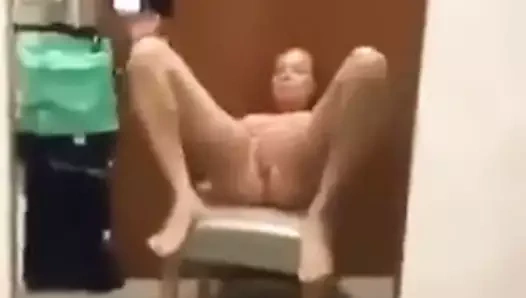 Milf kendini soyunma odasında altın bir duş verir