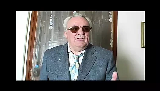 Çok ateşli sarışın orta yaşlı seksi kadın ıslak sulu amcığını ve götünü yalıyor