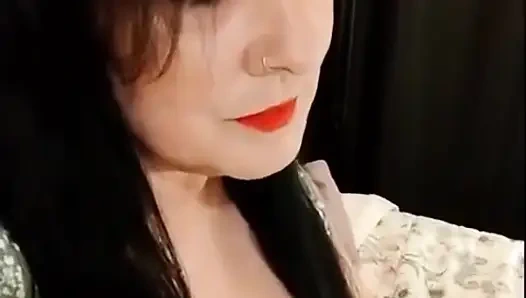 Sevimli sigara içen orta yaşlı seksi kadın kırmızı ruj