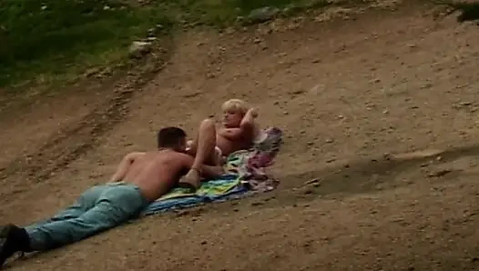 Büyük memeli sarışın orta yaşlı seksi kadın için büyük yüze boşalma