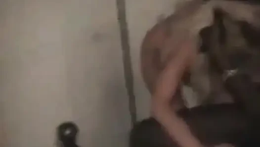 Aldatılan orta yaşlı seksi kadın hude siyah yarağı emiyor ve sikiliyor