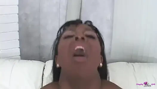 Bayan Panter'in onu vahşi ırklararası sikişmeye sokturan olağanüstü göğüsleri var.