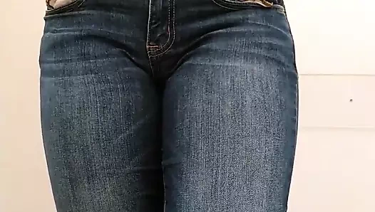 Odada çok azgın genç kız mastürbasyon yapmaya başlıyor