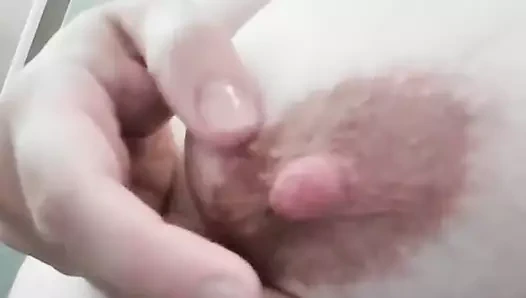 Elle joue avec ses seins