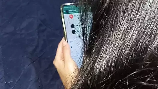 Hintli beyaz kız seks için erkek arkadaşını arıyor ve onu telefonda baştan çıkarıyor