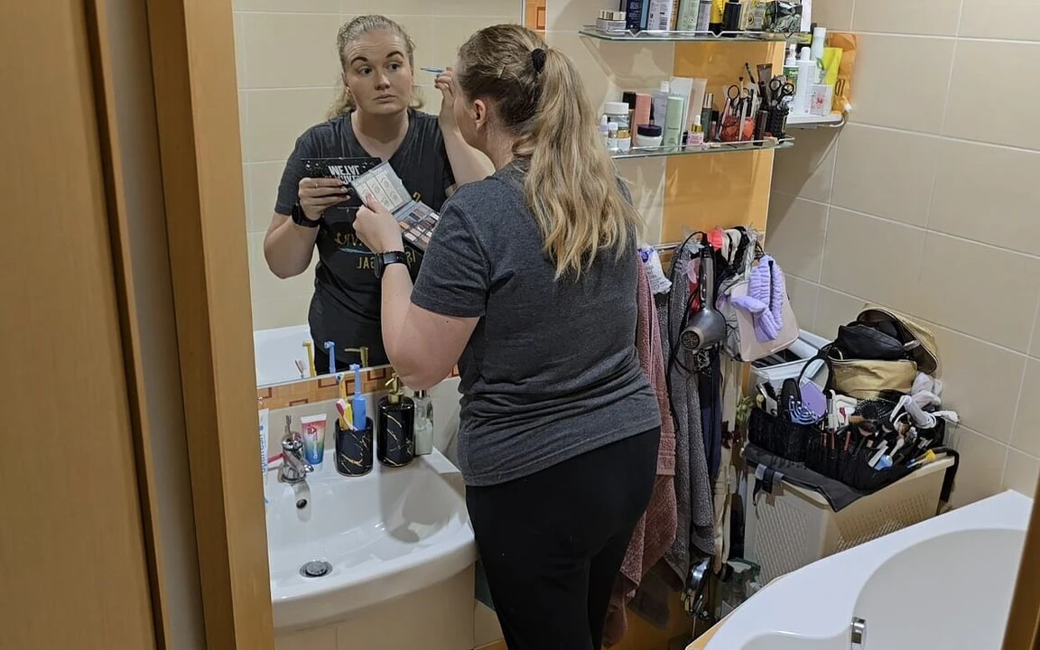 Mirando a mi esposa prepararse, se ve tan rica - rutina de maquillaje frente al espejo