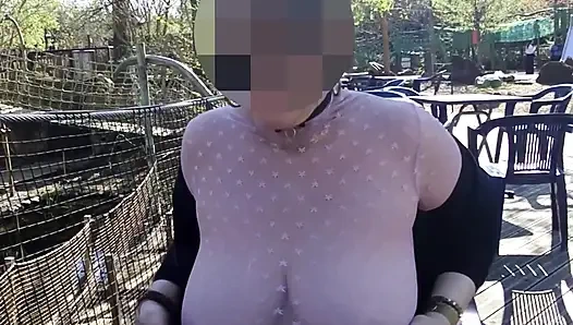 Terasta Küçük Bir Kafe, Şeffaf Bir Üst Ve Iç Çamaşırı Olmayan Mini Etekli