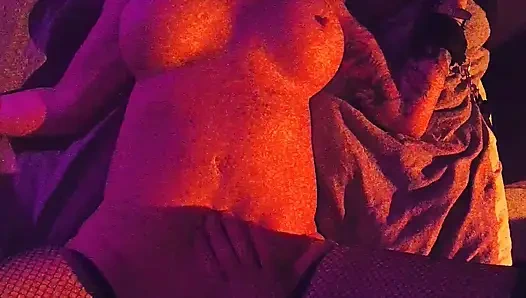 Seksi Süper Ateşli Olgun Nine Bağlı, Azdırıyor, Yalıyor Ve Her Yere Fışkırtana Kadar Sikiliyor.