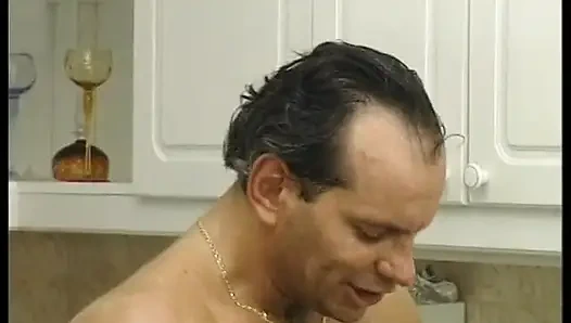 Kızıl saçlı genç kız yaşlı adam tarafından sert sikiliyor