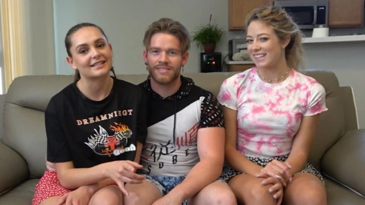 İki seksi kız ve şanslı azgın bir adamla striptiz basketbolu