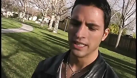 Şehvetli latin yuvarlak götünü domaltarak siktiriyor